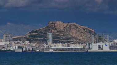 Alicante, valencia, İspanya - 5 Aralık 2019: Akdeniz kıyısı manzarası, Santa Barbara Kalesi ile Benacantil Dağı. İspanya, costa blanca.