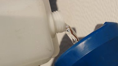 Karavan su deposunu huni kullanarak dolduran kişiyi kapatın. Karavanla seyahat ediyorum. Karavan tatili.