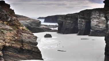 Playa las catedrales, Ribadeo 'daki Katedrais Plajı, Lugo, Galiçya. Kuzey İspanya 'daki Cantabric deniz manzarası.