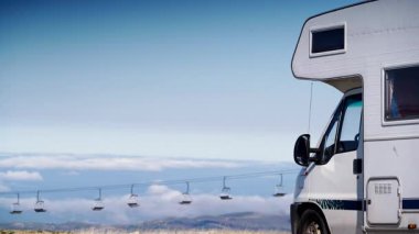 Bulutların üstünde bir kervan. Uzaktaki sandalye kaldırma. Portekiz 'deki Serra da Estrela' nın Torre Dağı zirvesi. Zaman Uygulaması