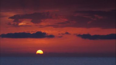 Denizin üzerinde güzel bir gün batımı