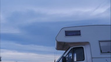 Kamp arabasının ve bulutların manzarası.