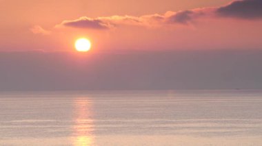 Sabahın erken saatlerinde deniz manzarası, deniz suyundan doğan güneş. Turuncu renkli gökyüzü. Doğa manzarası.