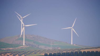 Tepelerdeki rüzgar türbini çiftliği. Ardales, Malaga ili, Endülüs İspanya yakınlarında yeşil ekolojik enerji üretimi.