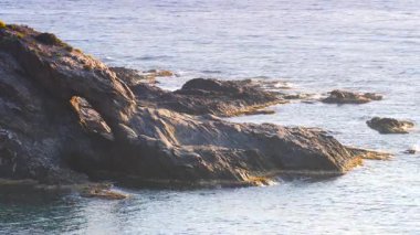 Deniz manzarası. Kaya oluşumları olan İspanyol deniz kıyıları. Mavi sakin su. Almerya İspanya 'da Akdeniz kıyıları.