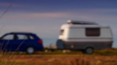 Karavan karavanı deniz kıyısında kamp yapıyor. Capicorb, Valencia bölgesi İspanya. Seyahat, seyyar evle tatil. Odaklan..