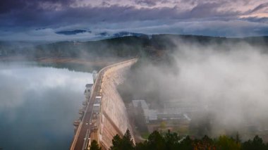 İspanya 'nın kuzeyindeki Palencia, Kastilya ve Leon bölgesinde bulunan Aguilar de Campoo barajında sabah sisi..