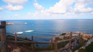 Atlantik Okyanusu 'nun deniz manzarası ve Penas Burnu' nun kayalık kıyıları. Kuzey İspanya 'da yüksek uçurumları olan deniz kıyısı.