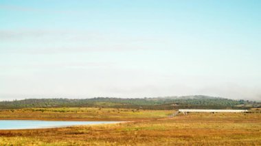 Luz Köyü, Alentejo Turizm Bölgesi, Evora Bölgesi, Portekiz Avrupa Bölgesi 'ndeki Alqueva Barajı' ndaki yapay göl üzerinde zaman kaybı.