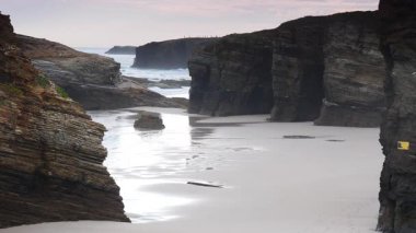 Playa las catedrales, Ribadeo 'daki Katedrais Plajı, Lugo, Galiçya. Kuzey İspanya 'daki Cantabric deniz manzarası.