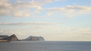 İspanya 'nın kıyı sahasında kayalıklarda San Juan Şatosu, aguilas, Murcia Bölgesi ve İspanya' da bulutlar hızla ilerliyor..