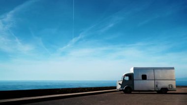 Antika kampçı, İspanya sahillerinde kamp yapan bir araç. Karavanla seyahat ediyorum. Karavan tatili. Bulutlar gökyüzünde hareket ediyor. Zaman aşımı