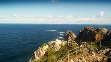 Zaman ayarlı. Faro de Cabo Penas 'tan Bisscay Körfezi' ne. Atlantik Okyanusu 'nun deniz manzarası ve kayalık kıyı şeridi. Kuzey İspanya 'da yüksek uçurumları olan deniz kıyısı.