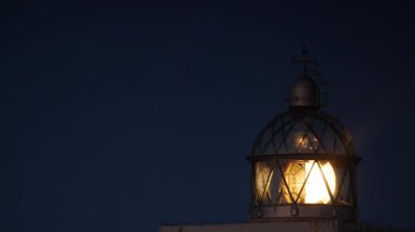 Detaylı görüntü. Gece fenerli fener feneri. İspanya 'nın Asterias kıyısındaki Faro Cabo otobüsü. Turistik yerler, ziyaret edilecek yerler..