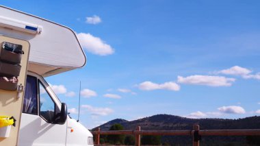 Kampçı, İspanya 'da doğada eğlence aracı. Karavanla seyahat ediyorum. Karavan tatili.