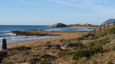 Sahil manzarası, deniz kıyısı, Calblanque bölge parkındaki Cala Magre plajı, Murcia bölgesi İspanya.