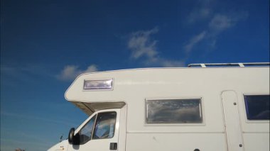 Kumsala park etmiş bir karavan.