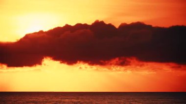 Gökyüzü. Güneş doğarken, gün batımında kara bulutlarla yanan kırmızı gökyüzü. Sabah doğa manzarası. Zaman aşımı