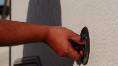 Erkeklerin karavan su deposunu doldurup huni kullanarak dolgu boynu açmalarına yakın çekim. Karavanla seyahat ediyorum. Karavan tatili.