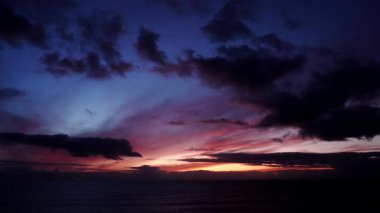 Sabahın ilk ışıklarıyla deniz manzarası. Gün doğumunda denizin üzerinde hareket eden bulutların hızlanması. İspanya 'daki doğa manzarası.