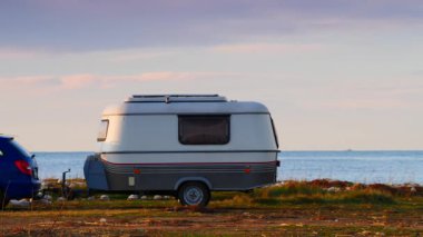 Karavan karavanı deniz kıyısında kamp yapıyor. Capicorb, Valencia bölgesi İspanya. Seyahat, gezici evle tatil.