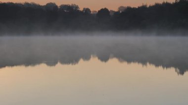 Sisli sabah manzarası. Sonbahar gölü suyunda sis. Povoa e Meadas Barajı Castelo de Vide, Alentejo Portekiz.