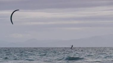 Uçurtma sporu. Uçurtma sörfçüsü, tarifa İspanya. Eğlence aktiviteleri, su sporları, aksiyon, hobi ve eğlence. Yavaş çekim