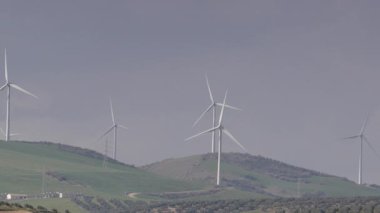 Tepelerde rüzgar türbinleri. Ardales, Malaga, Endülüs İspanya yakınlarındaki yenilenebilir enerji üretimi için enerji jeneratörü çiftliği.