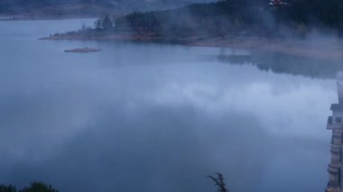 İspanya 'nın kuzeyindeki Palencia, Kastilya ve Leon bölgesinde bulunan Aguilar de Campoo barajında sabah sisi..