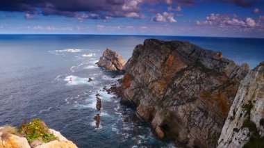 Atlantik Okyanusu 'nun deniz manzarası ve Penas Burnu' nun kayalık kıyıları. Kuzey İspanya 'da yüksek uçurumları olan deniz kıyısı.