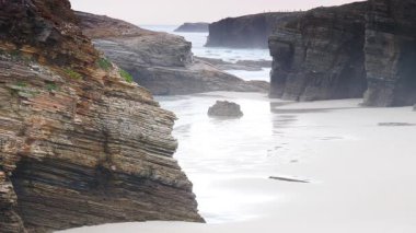 Galiçya İspanya 'daki Katedral Sahili' nde kayalık oluşumları. Playa de las Catedrales, Ribadeo 'da Katedrais Olarak, Lugo. Kuzey İspanya 'daki Cantabric kıyı şeridi. Turist eğlencesi.