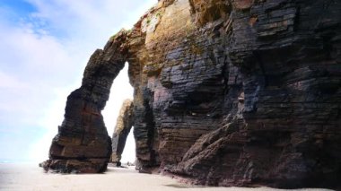 Katedraller Plajı, Ribadeo 'daki Playa las Catedrales, Lugo, Galiçya. İspanya 'nın kuzeyindeki Cantabric sahillerinde kayalık oluşumları. Turist eğlencesi.