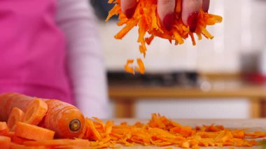 Tanımlanamayan bir kadın havuçla oynayıp yağmur yağdırıyor. Ağır çekimde kapat..