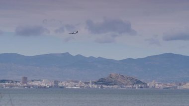 Alicante, valencia, İspanya - 13 Aralık 2019: Kosta blanca kıyı şeridi deniz kenarı alacant şehri ve uçak ryanair irlandalı havayolu. Seyahat.