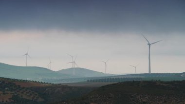 Tepelerdeki rüzgar türbini çiftliği. Ardales, Malaga ili, Endülüs İspanya yakınlarında yeşil ekolojik enerji üretimi.