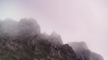 Bulutlar kayalık dağların, agurain 'lerin, baskların, İspanya' nın üzerinden geçiyor. Bulutlu hava.