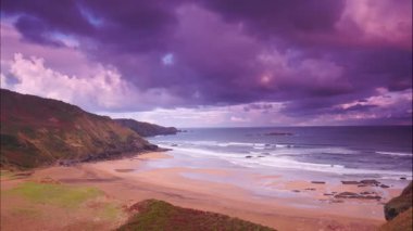 Kara fırtınalı bulutların zaman akışı denizler üzerinde ve Asterias sahillerindeki carniciega plajlarında. Kuzey İspanya 'da sonbahar manzarası.
