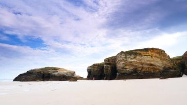 Katedraller Plajı, Ribadeo 'daki Playa las Catedrales, Lugo, Galiçya. İspanya 'nın kuzeyindeki Cantabric sahillerinde kayalık oluşumları. Turist eğlencesi.