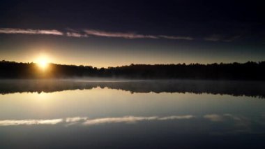 Zaman ayarlı. Sisli sabah manzarası. Sonbahar gölü suyunda gün doğumu. Povoa e meadas dam in castelo de vide, alentejo Portekiz.
