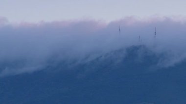 Dağların üzerindeki bulutlar. Almerya 'da Tabernas Çölü manzarası, İspanya.
