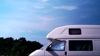 İç termal ekranlı karavan yazın doğada kamp yapan pencere camında kör. Karavanla seyahat ediyorum. Karavan tatili. Zaman aşımı