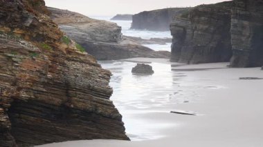 Playa las catedrales, Ribadeo 'daki Katedrais Plajı, Lugo, Galiçya. Kuzey İspanya 'daki Cantabric deniz manzarası.