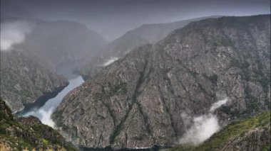 Galiçya, İspanya 'da, Parada de Sil' deki Sil Kanyonu üzerinde sabah bulutlarının hızlanması. Cabezoa gözcüsünden görüntü. Dağ manzarası. Ziyaret edilecek yer.