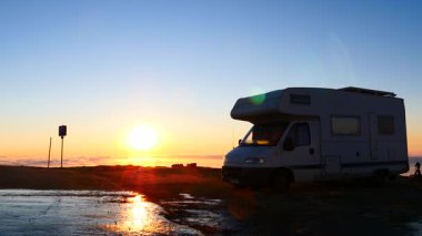 Karavan bulutların üzerinde gün doğumunda dağlarda kamp kuruyor. Portekiz, Serra da Estrela 'nın Torre Dağı zirvesi. Karavanla seyahat ediyorum. Ziyaret edilecek yer.