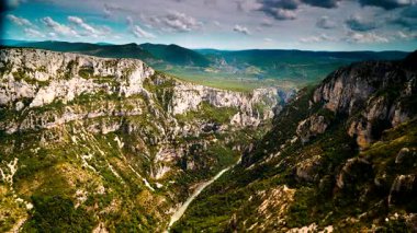 Dağ nehri manzarası