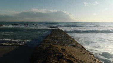 Akdeniz manzarası. Dalgalar Lezbiyen 'i korumakta zorlanıyor. Ufukta bulutlar var. Sabah oldu..