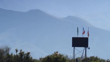 Almerya, İspanya 'daki tabernas çöllerine karşı farklı bayraklar sallanıyor. Spagetti western için film konumu ayarlandı..