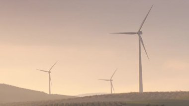 Gün batımında tepelerde rüzgar türbinleri. Ardales, Malaga ili, Endülüs İspanya yakınlarındaki yenilenebilir enerji üretimi için enerji jeneratörü çiftliği.