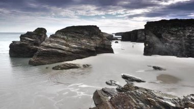 Playa las catedrales, Ribadeo 'daki Katedrais Plajı, Lugo, Galiçya. Kuzey İspanya 'daki Cantabric deniz manzarası.