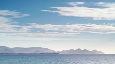 Puerto de mazarron ile birlikte İspanya kıyılarında hareket eden bulutların zamanı. Akdeniz, Murcia İspanya kıyı şeridi.